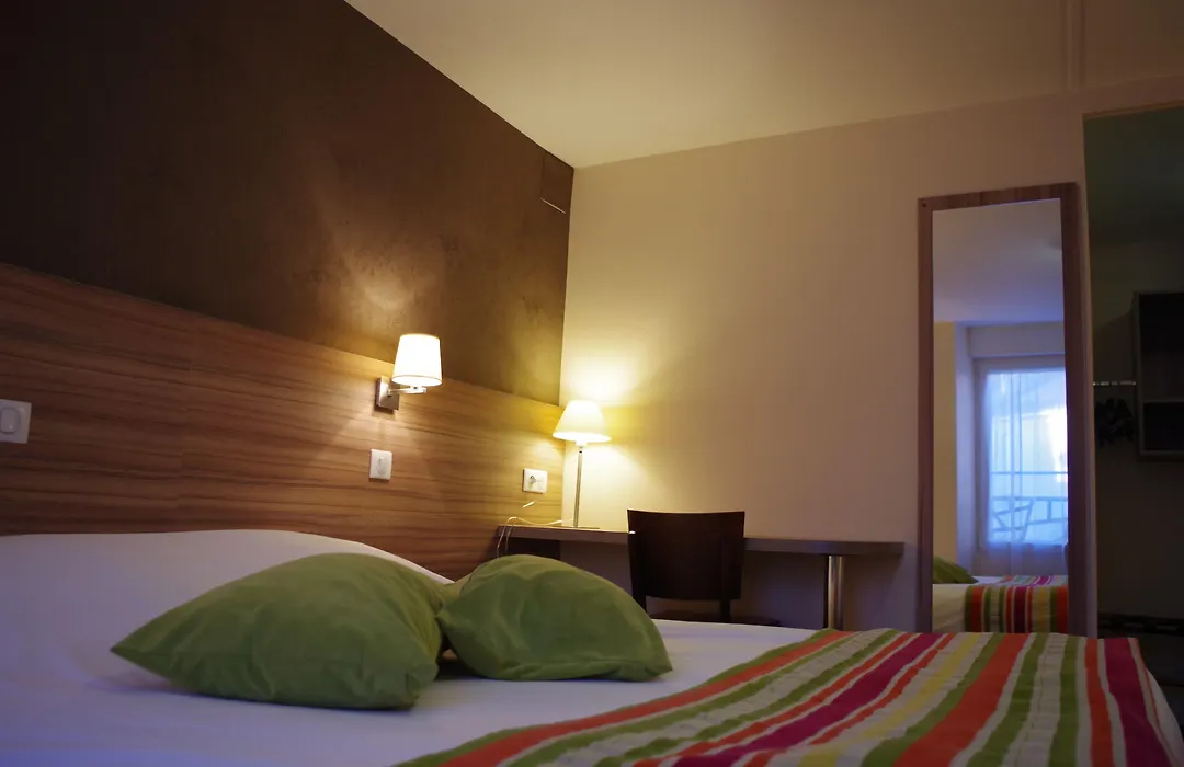 Logis Hotel Le Chêne Vert-1